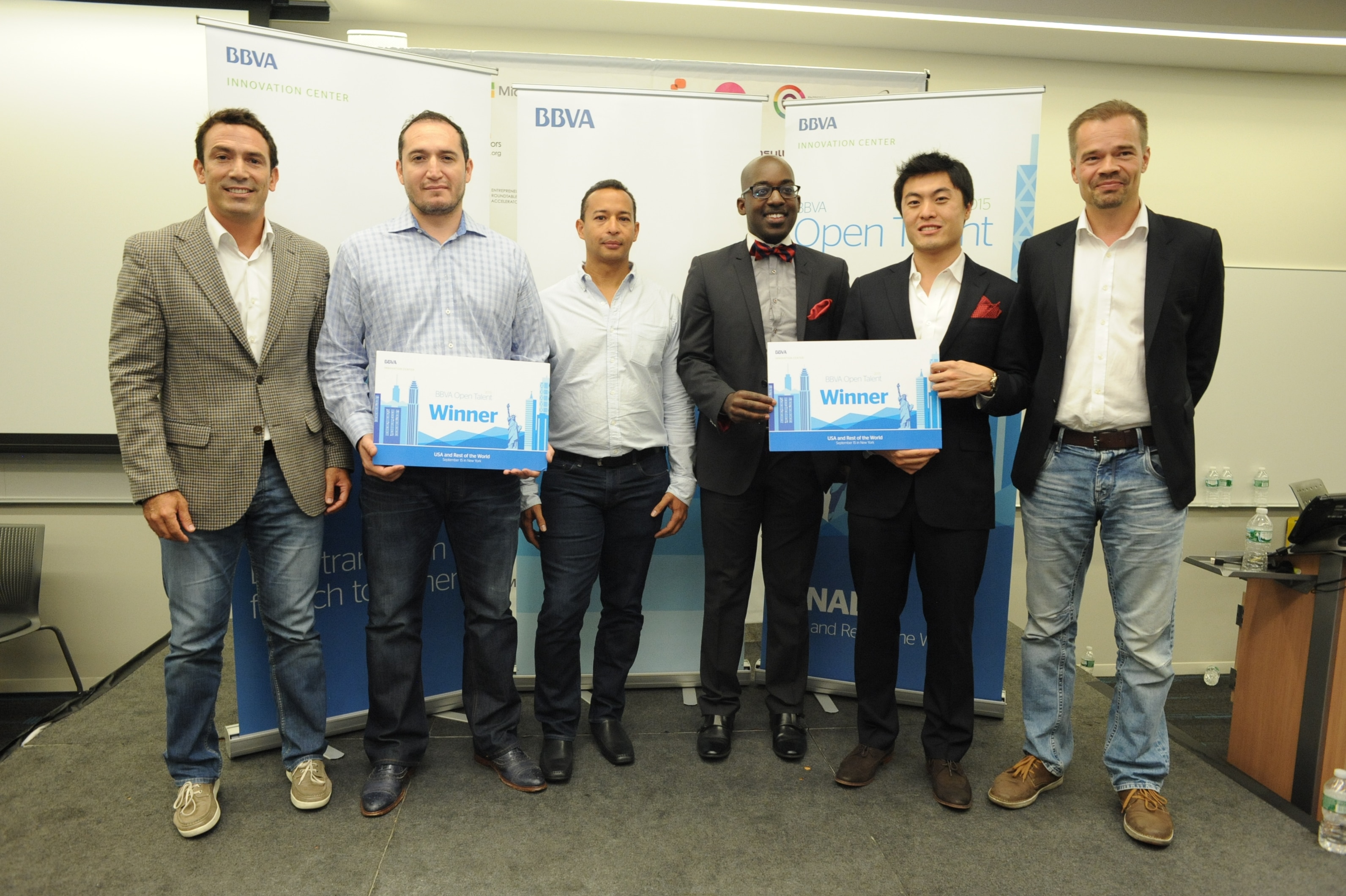 Gustavo Vinacua, director de los centros de innovación de BBVA y Teppo Paavola, director de Nuevos Negocios Digitales de BBVA con los ganadores de BBVA Open Talent 2015 Fotografía de Gustavo Vinacua, director de los centros de innovación de BBVA y Teppo Paavola, director de Nuevos Negocios Digitales de BBVA con los ganadores de BBVA Open Talent 2015