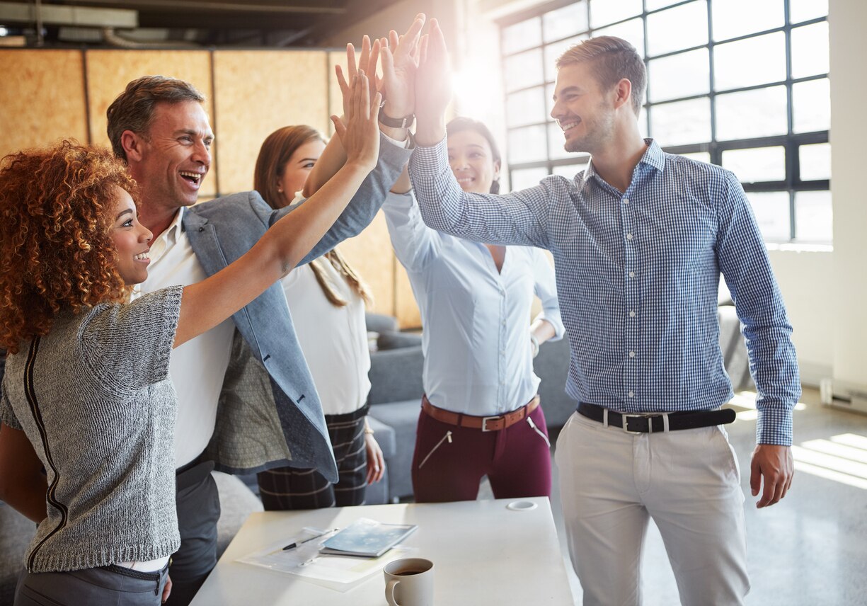 emprendedores manos chocar jovenes trabajo mesa recurso bbva emprendedores manos chocar jovenes trabajo mesa recurso bbva