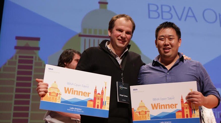 Fotografía Jorge Camus, fundador de Destacame.cl y Darren Camas, fundador de Bitnexo ganadores de BBVA Open Talent Latinoamérica 2015