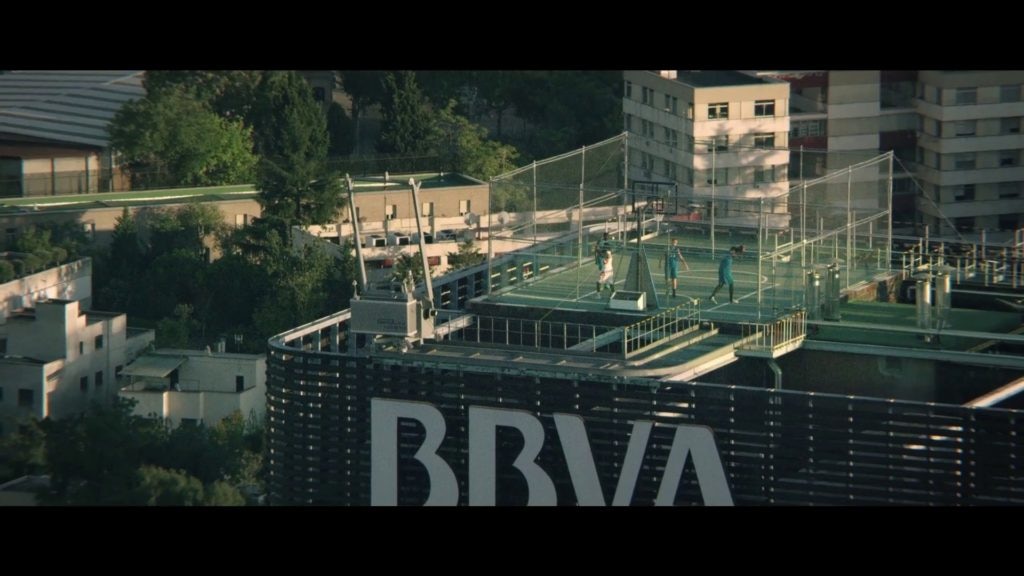 fotograma-del-video-cancha-de-baloncesto-en-la-torre-bbva-de-madrid-2 fotograma-del-video-cancha-de-baloncesto-en-la-torre-bbva-de-madrid-2