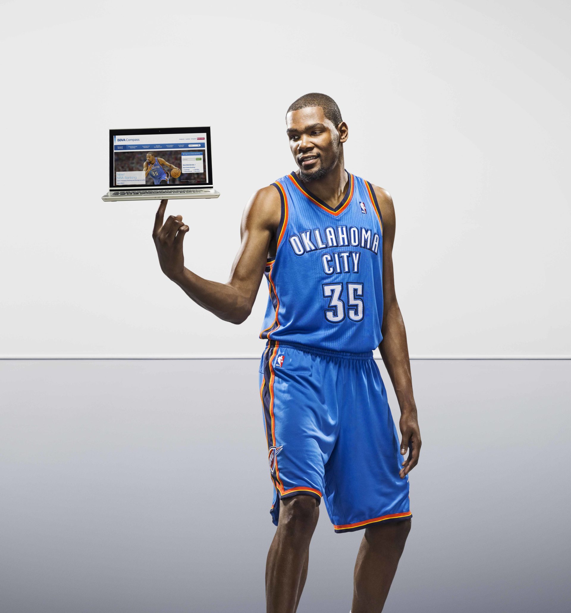 Fotografía de Kevin Durant en el anuncio de BBVA donde estés