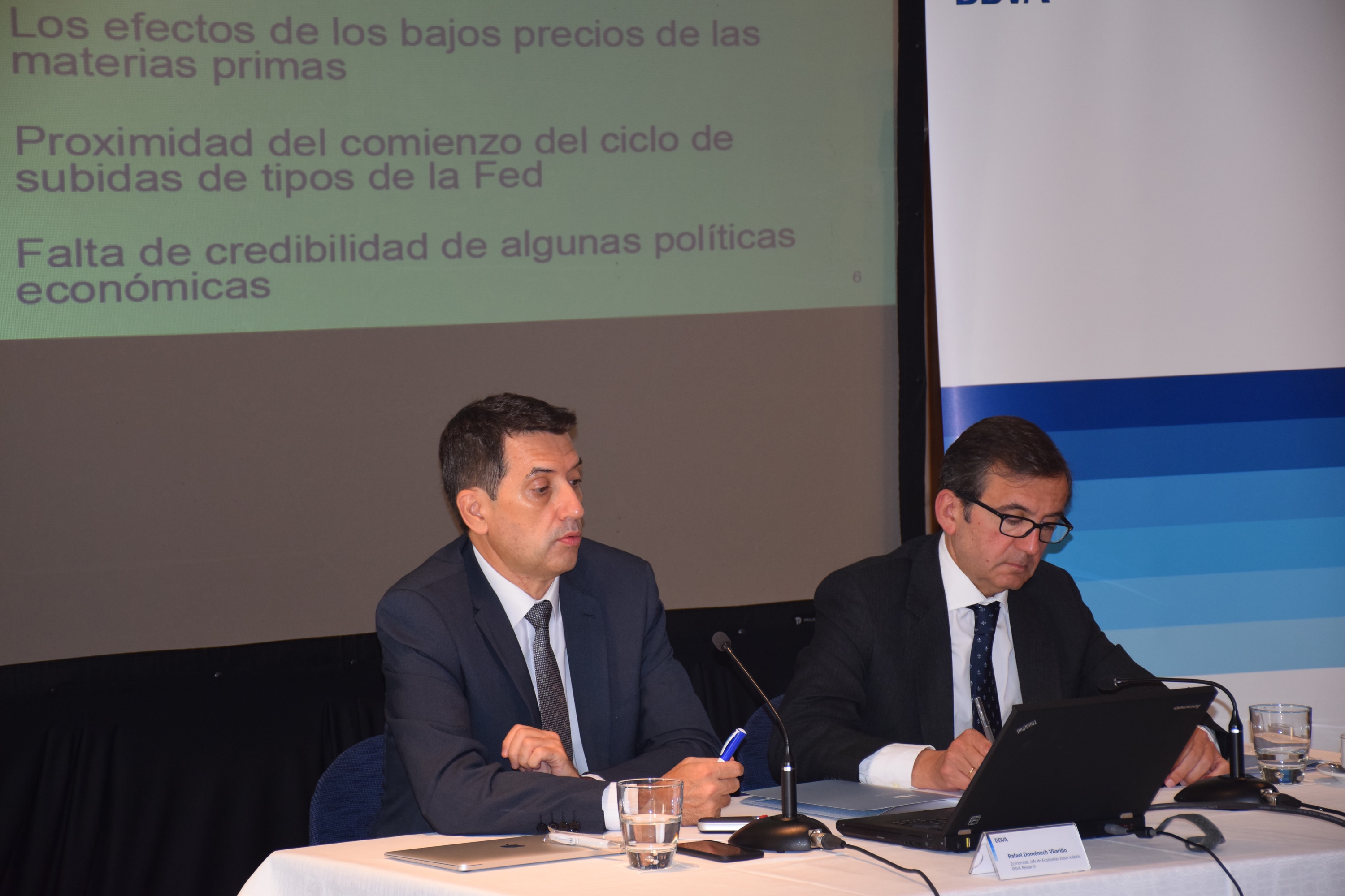 Fotografía de Rafael Domenech durante la presentación del informe Fotografía de Rafael Domenech durante la presentación del informe