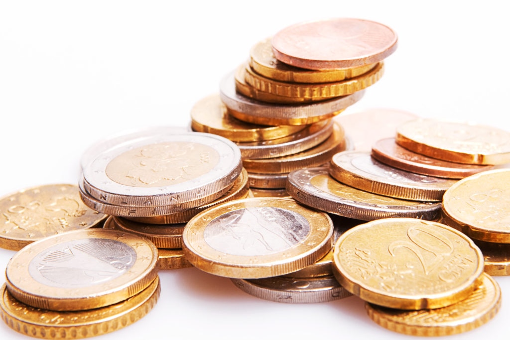 Euro coins isolated on white recurso monedas euros banca ahorro