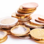 Euro coins isolated on white recurso monedas euros banca ahorro