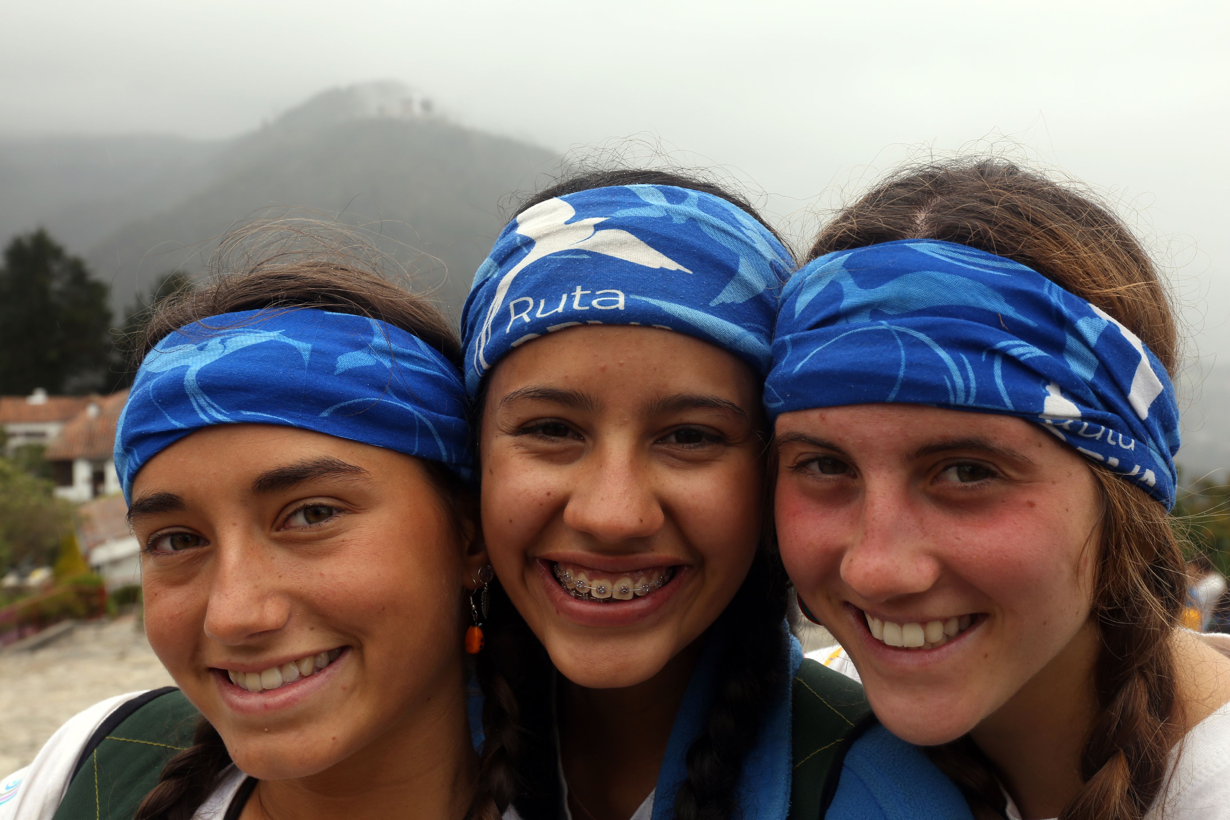 Tres expedicionarias de Ruta BBVA 2015 en el cerro de Monserrate, Bogotá Expedicionarias de Ruta BBVA 2015