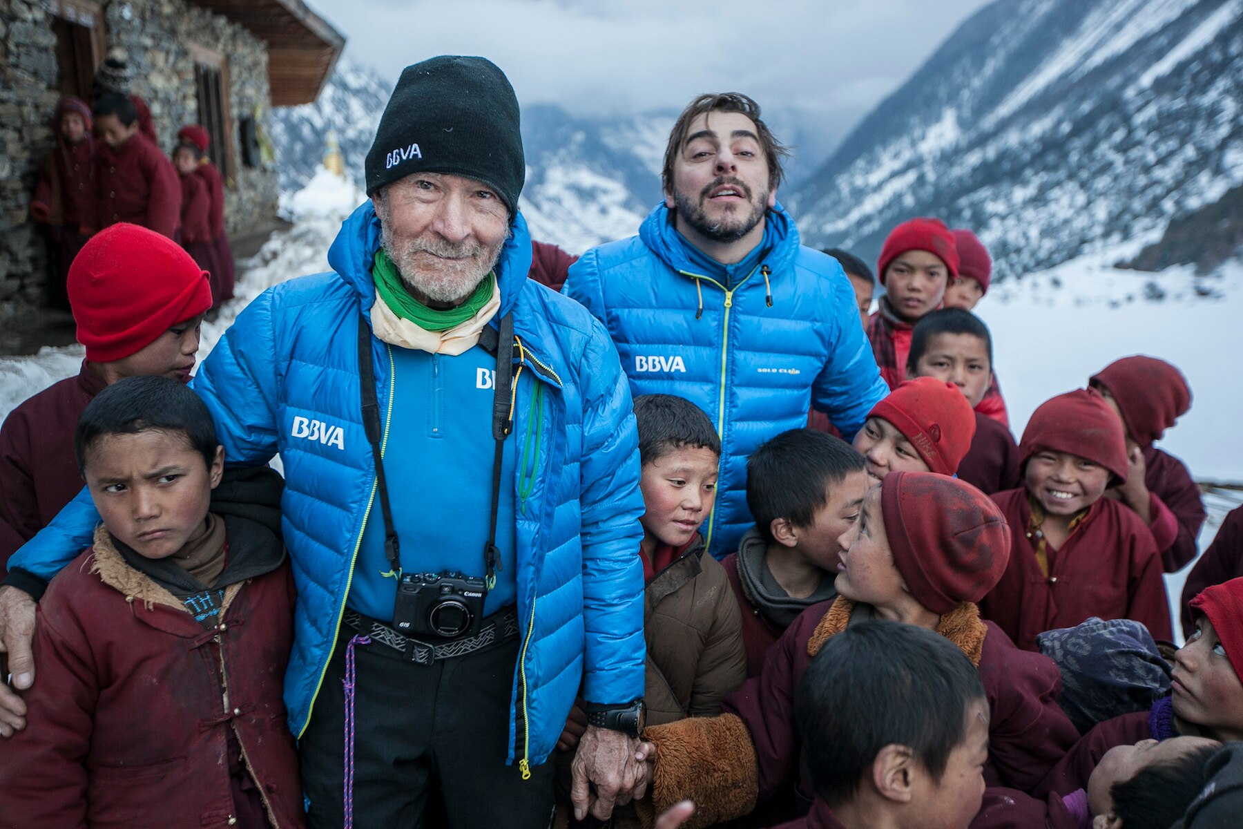 Discovery Max estrena el documental ‘El heladero del Himalaya’ y sus dos protagonistas principales han sido los encargados de la presentación oficial ante los medios. Carlos Soria y Jordi Roca se vuelven a encontrar después de vivir una experiencia única en el Himalaya. Carlos Soria y Jordi Roca, presentan 'El Heladero del Himalaya'