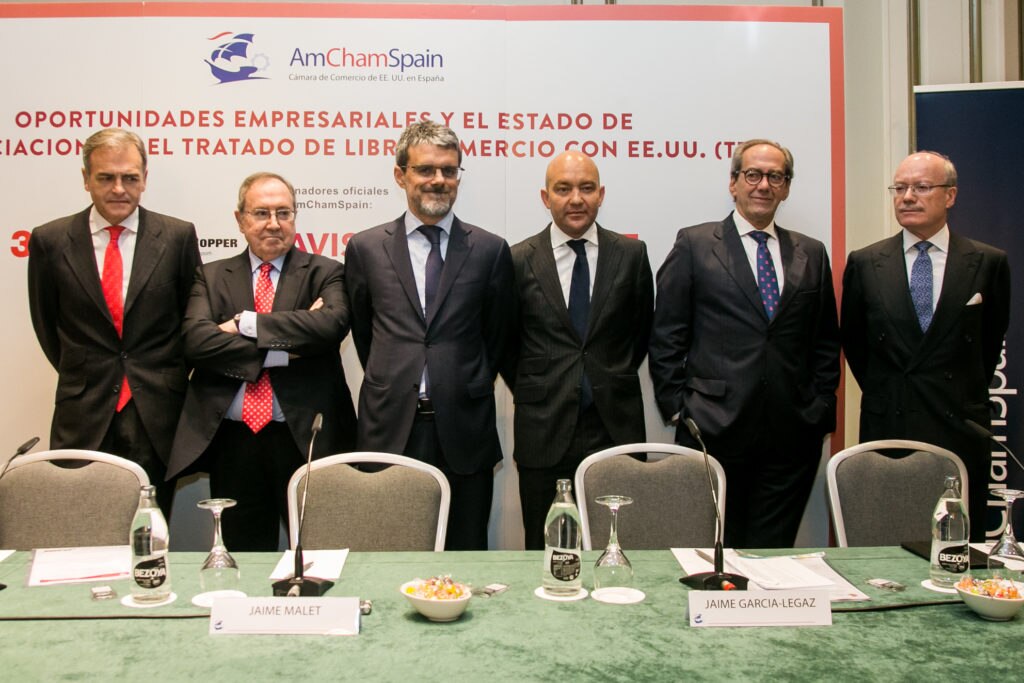 De izquierda a derecha, el periodista Carmelo Encinas; José Luis Bonet, presidente de la Cámara de Comercio de España; Jaime Malet, presidente de la Cámara de Comercio de EE.UU. en España; Jaime García-Legaz, secretario de Estado de Comercio de España; Jose Manuel González-Páramo, consejero ejecutivo de BBVA; y José Luis Feito, presidente del Instituto de Estudios Económicos De izquierda a derecha, el periodista Carmelo Encinas; José Luis Bonet, presidente de la Cámara de Comercio de España; Jaime Malet, presidente de la Cámara de Comercio de EE.UU. en España; Jaime García-Legaz, secretario de Estado de Comercio de España; Jose Manuel González-Páramo, consejero ejecutivo de BBVA; y José Luis Feito, presidente del Instituto de Estudios Económicos