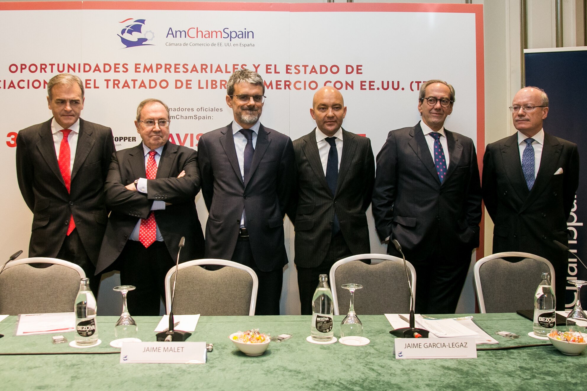 De izquierda a derecha, el periodista Carmelo Encinas; José Luis Bonet, presidente de la Cámara de Comercio de España; Jaime Malet, presidente de la Cámara de Comercio de EE.UU. en España; Jaime García-Legaz, secretario de Estado de Comercio de España; Jose Manuel González-Páramo, consejero ejecutivo de BBVA; y José Luis Feito, presidente del Instituto de Estudios Económicos De izquierda a derecha, el periodista Carmelo Encinas; José Luis Bonet, presidente de la Cámara de Comercio de España; Jaime Malet, presidente de la Cámara de Comercio de EE.UU. en España; Jaime García-Legaz, secretario de Estado de Comercio de España; Jose Manuel González-Páramo, consejero ejecutivo de BBVA; y José Luis Feito, presidente del Instituto de Estudios Económicos