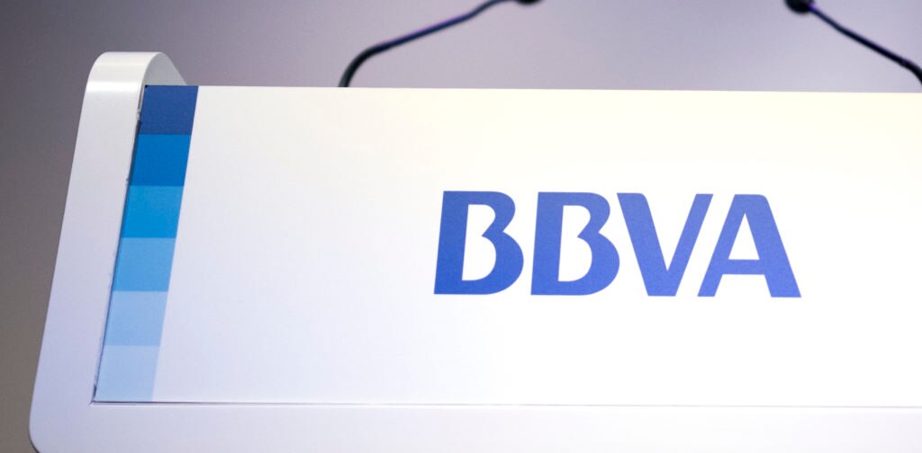 BBVA logotipo corporativo micrófonos atril discurso presentación información recurso Fotografía BBVA logotipo corporativo micrófonos atril discurso presentación información