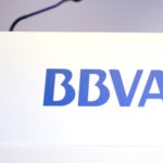 Fotografía BBVA logotipo corporativo micrófonos atril discurso presentación información