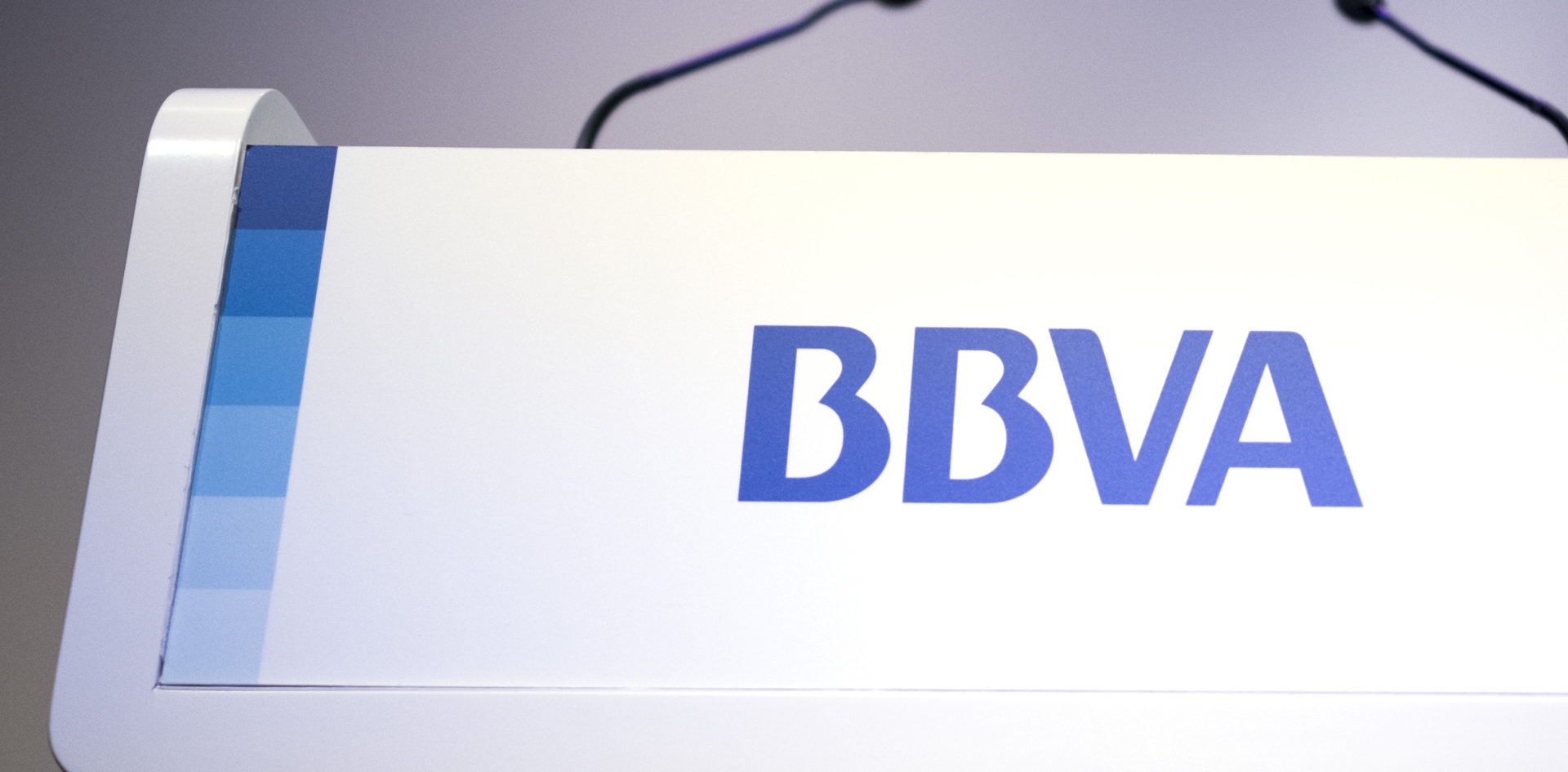 Fotografía BBVA logotipo corporativo micrófonos atril discurso presentación información