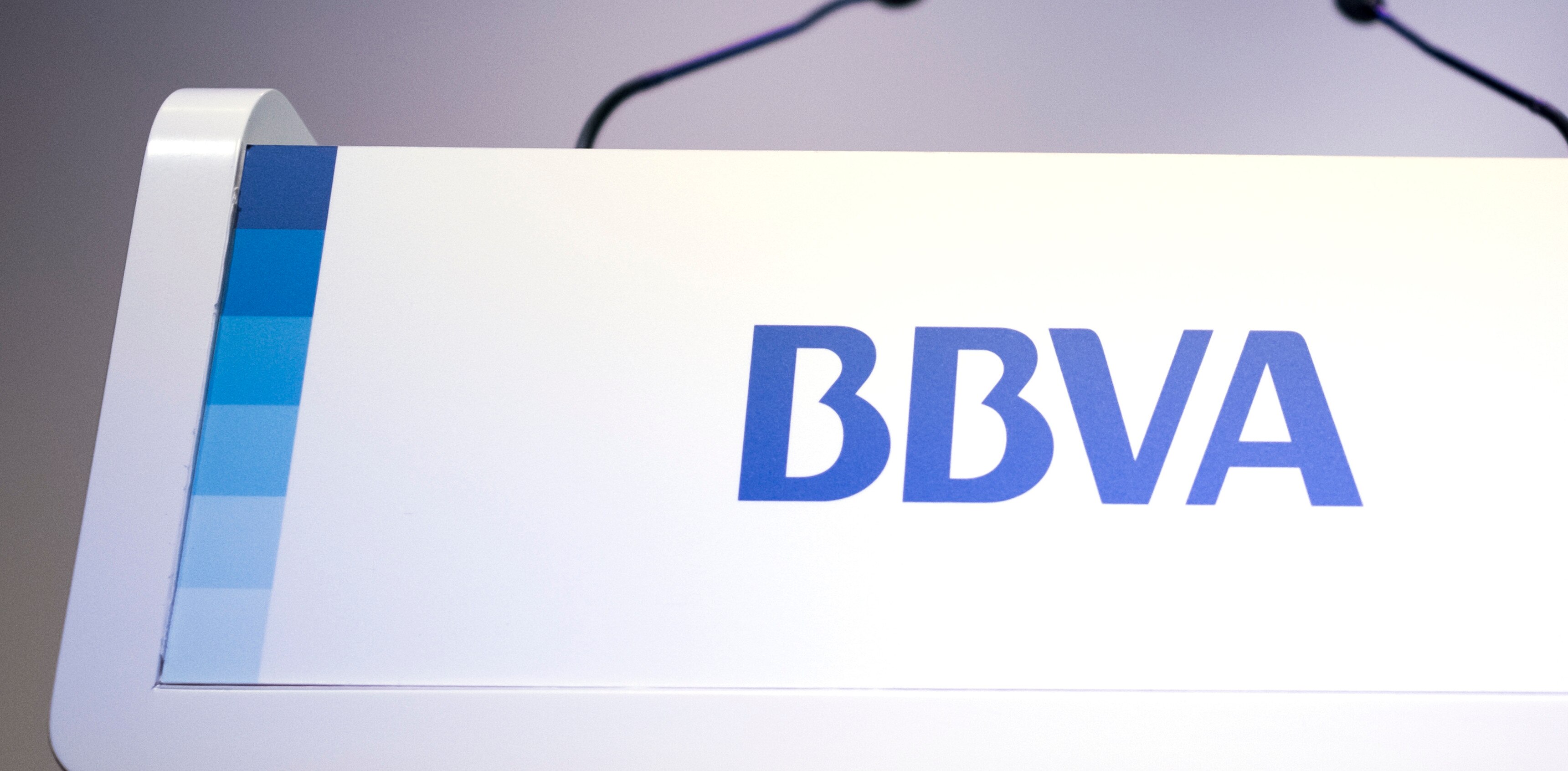 BBVA logotipo corporativo micrófonos atril discurso presentación información recurso Fotografía BBVA logotipo corporativo micrófonos atril discurso presentación información