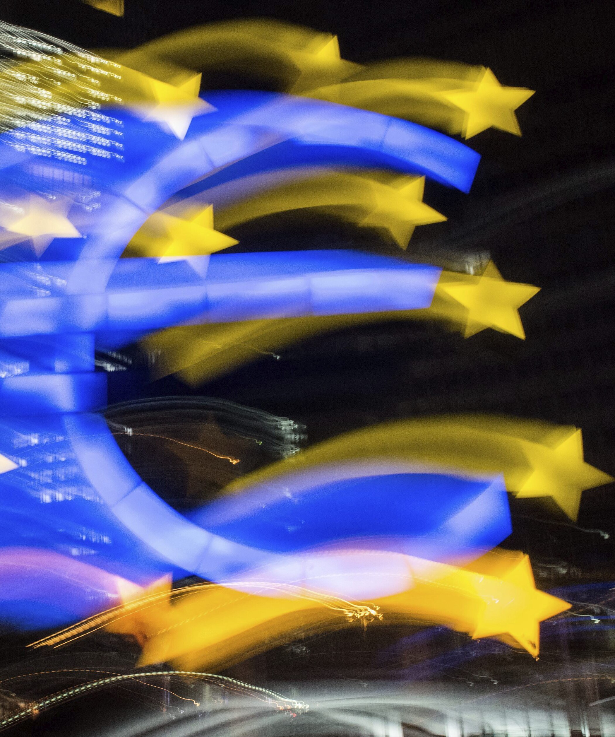 ALEMANIA BCE DEUDA:BRX503 FRÁNCFORT (ALEMANIA), 21/01/2015.- Fotografía tomada con velocidad de obturación lenta que muestra el símbolo del Euro en Fráncfort, Alemania, el 20 de enero de 2015. El Consejo Directivo del Banco Central Europeo (BCE) se reúne el próximo día 22 en medio de las expectativas que genera la posibilidad de que anuncie la puesta en marcha del programa de compra de títulos de deuda soberana y de bonos de empresas. La medida, que sería un paso más en la lucha contra las tendencias deflacionarias que ya ha llevado a los tipos de interés a mínimos históricos, tiene tanto sus promotores como suscríticos. EFE/BORIS ROESSLER