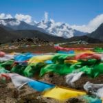 El campo base del Himalaya es un reguero de banderas