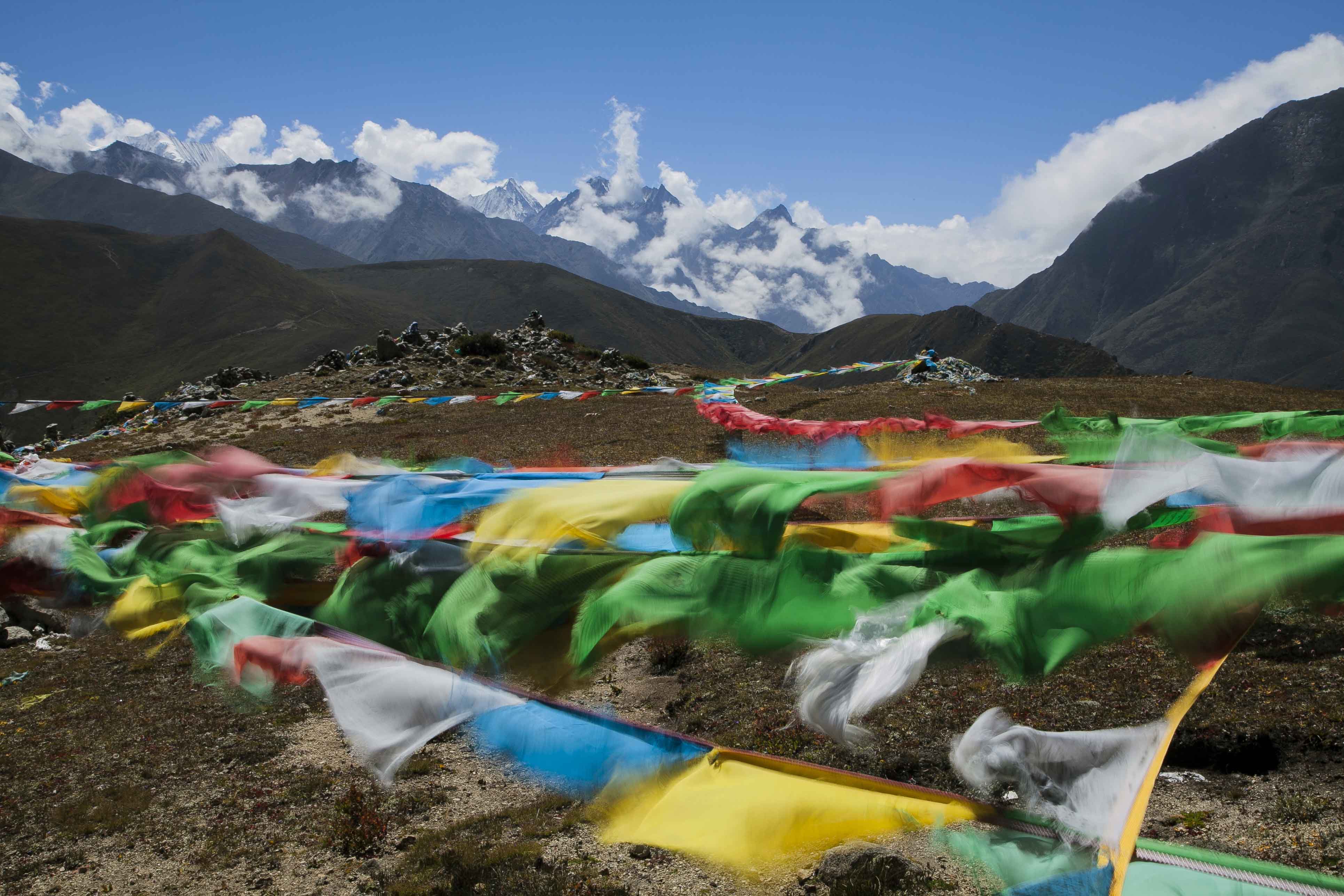 Las filas de coloridos banderines van surgiendo como migas de pan que guían por los caminos montañosos del Himalaya. El campo base del Himalaya es un reguero de banderas