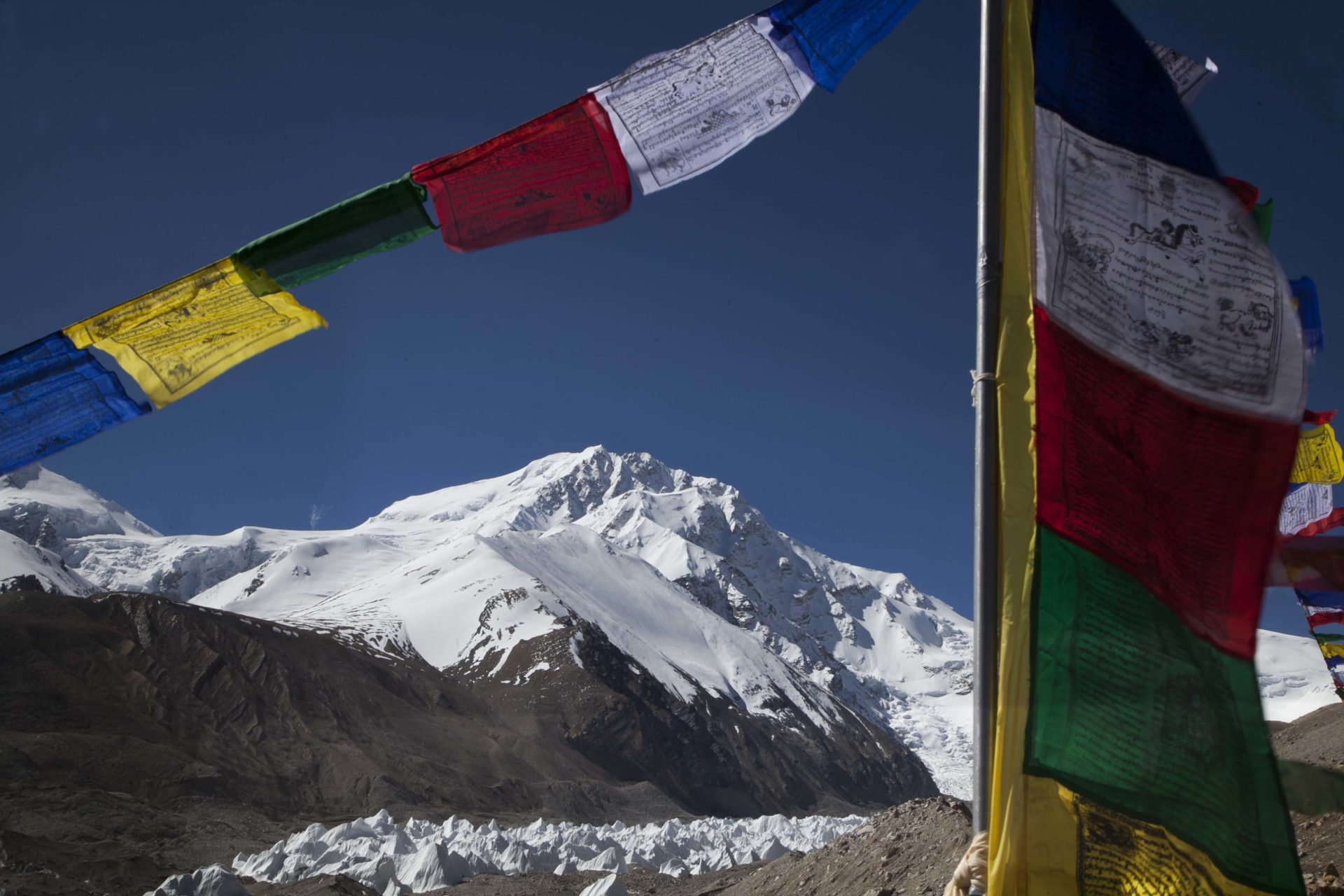 Las banderas del campo base del Himalaya