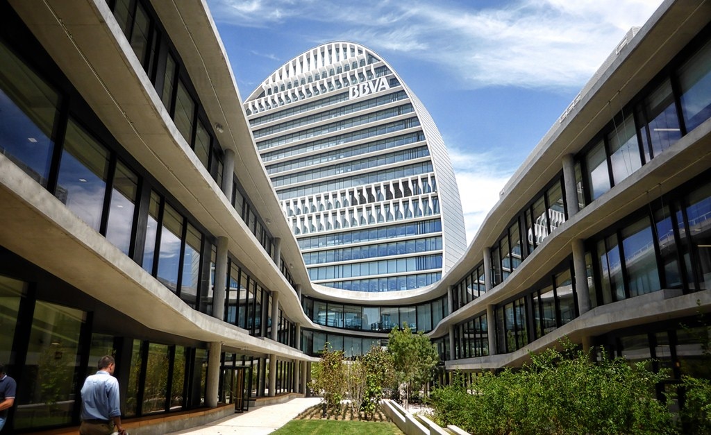 La Vela, una torre circular de 19 plantas, rodeada de edificios bajos. Fotografía de La Vela, una torre circular de 19 plantas, rodeada de edificios bajos