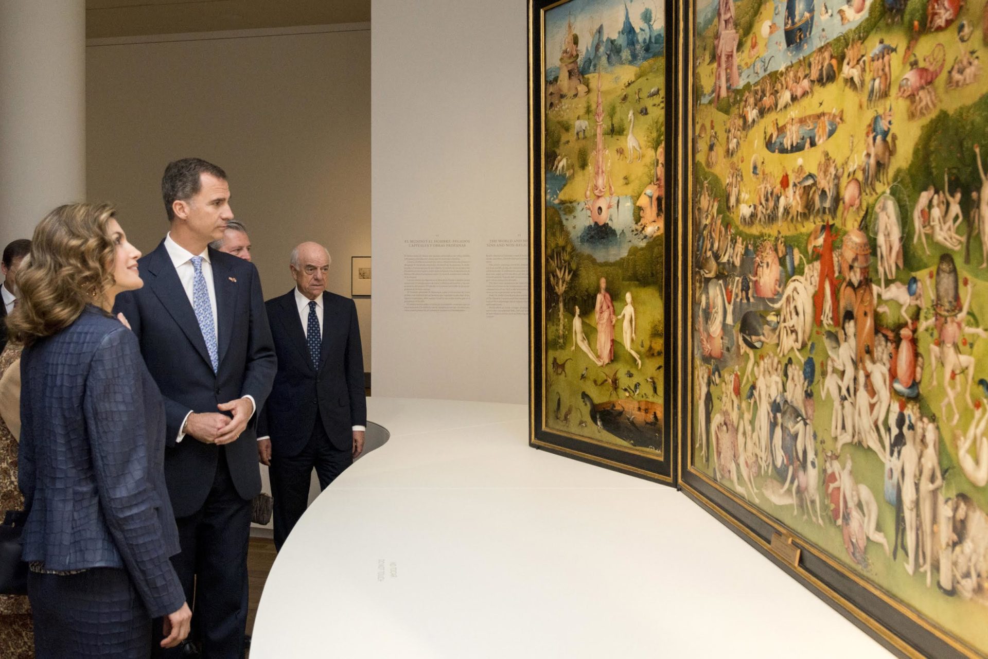 Los Reyes de España junto al presidente de BBVA, Francisco González, en la inauguración de la exposición sobre El Bosco