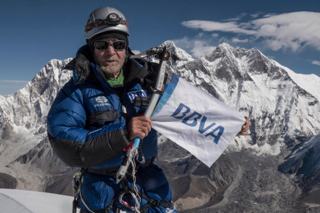 Fotografía Carlos Soria en la cumbre Ama Dablam alpinismo Himalaya Luis Miguel López Expedición BBVA