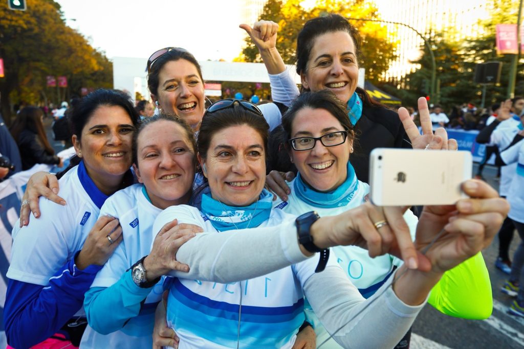 amigas, selfie, carrera solidaria Fotografía de un grupo de amigas sácandose una foto tras cruzar la meta de la Carrera Solidaria BBVA