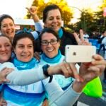 Fotografía de un grupo de amigas sácandose una foto tras cruzar la meta de la Carrera Solidaria BBVA