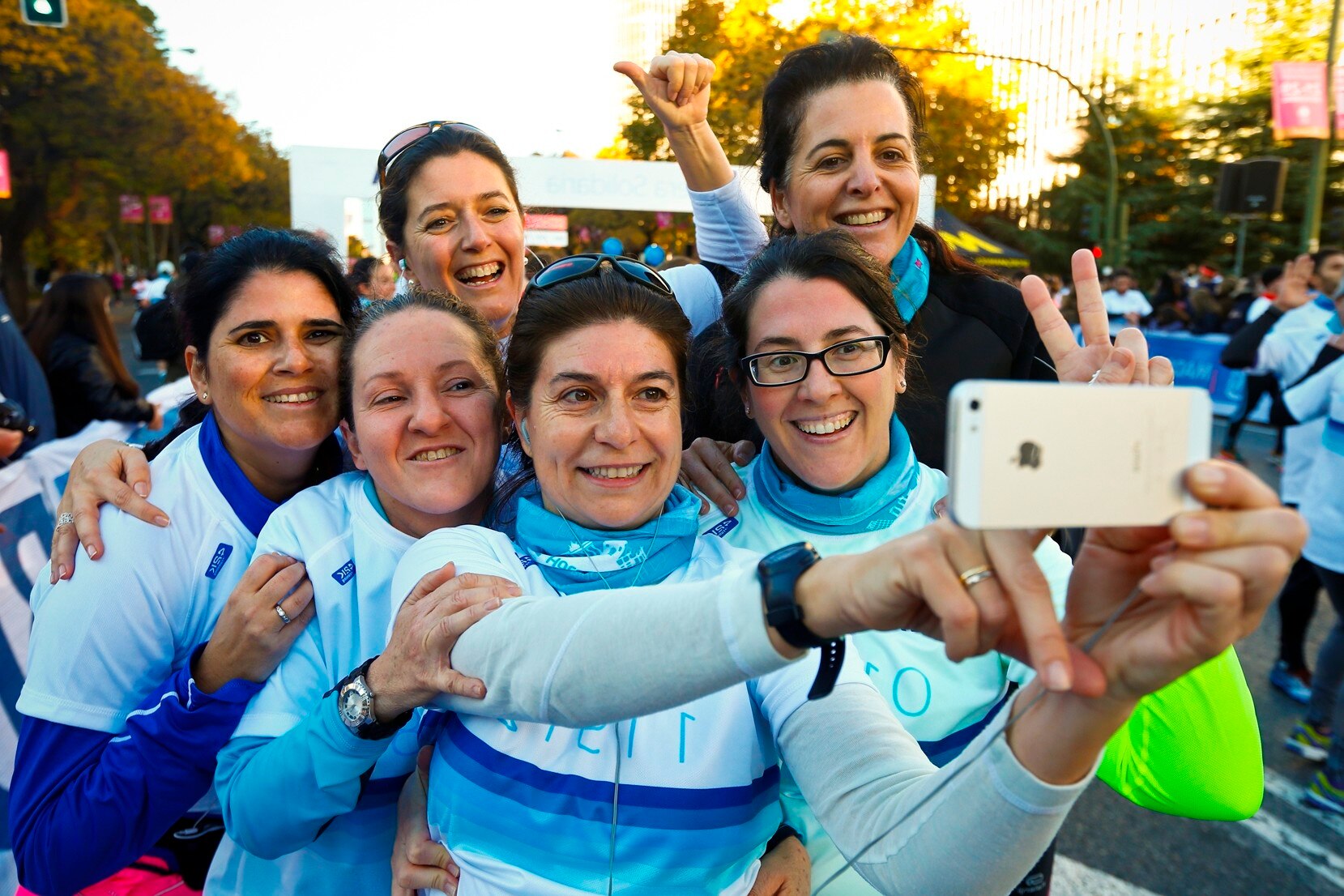 amigas, selfie, carrera solidaria Fotografía de un grupo de amigas sácandose una foto tras cruzar la meta de la Carrera Solidaria BBVA