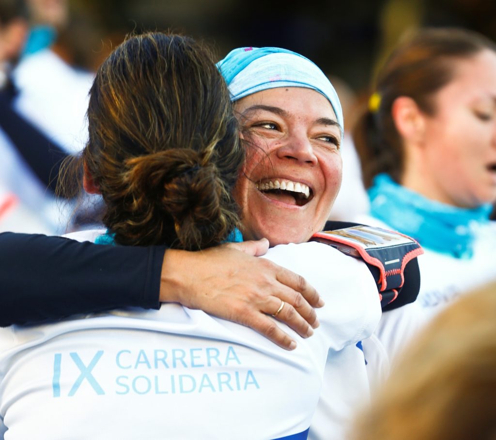 mujeres, meta, carrera solidaria Fotografía de dos mujeres en la meta de la Carrera Solidaria BBVA