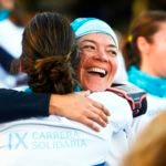 mujeres, meta, carrera solidaria Fotografía de dos mujeres en la meta de la Carrera Solidaria BBVA