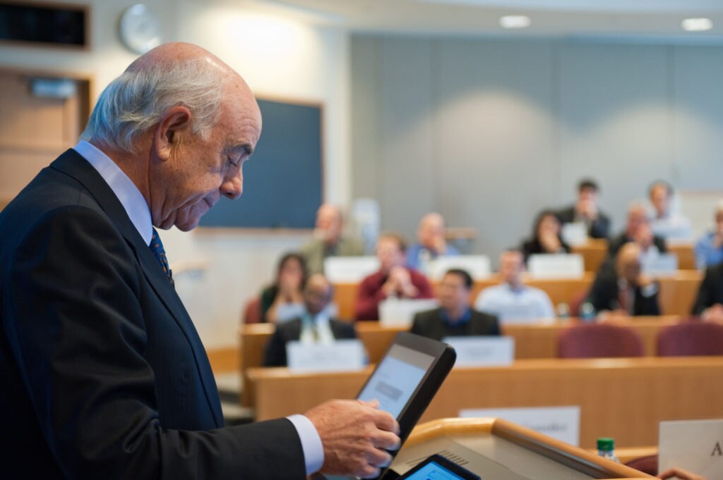 Francisco Gonzalez durante su conferencia en Harvard