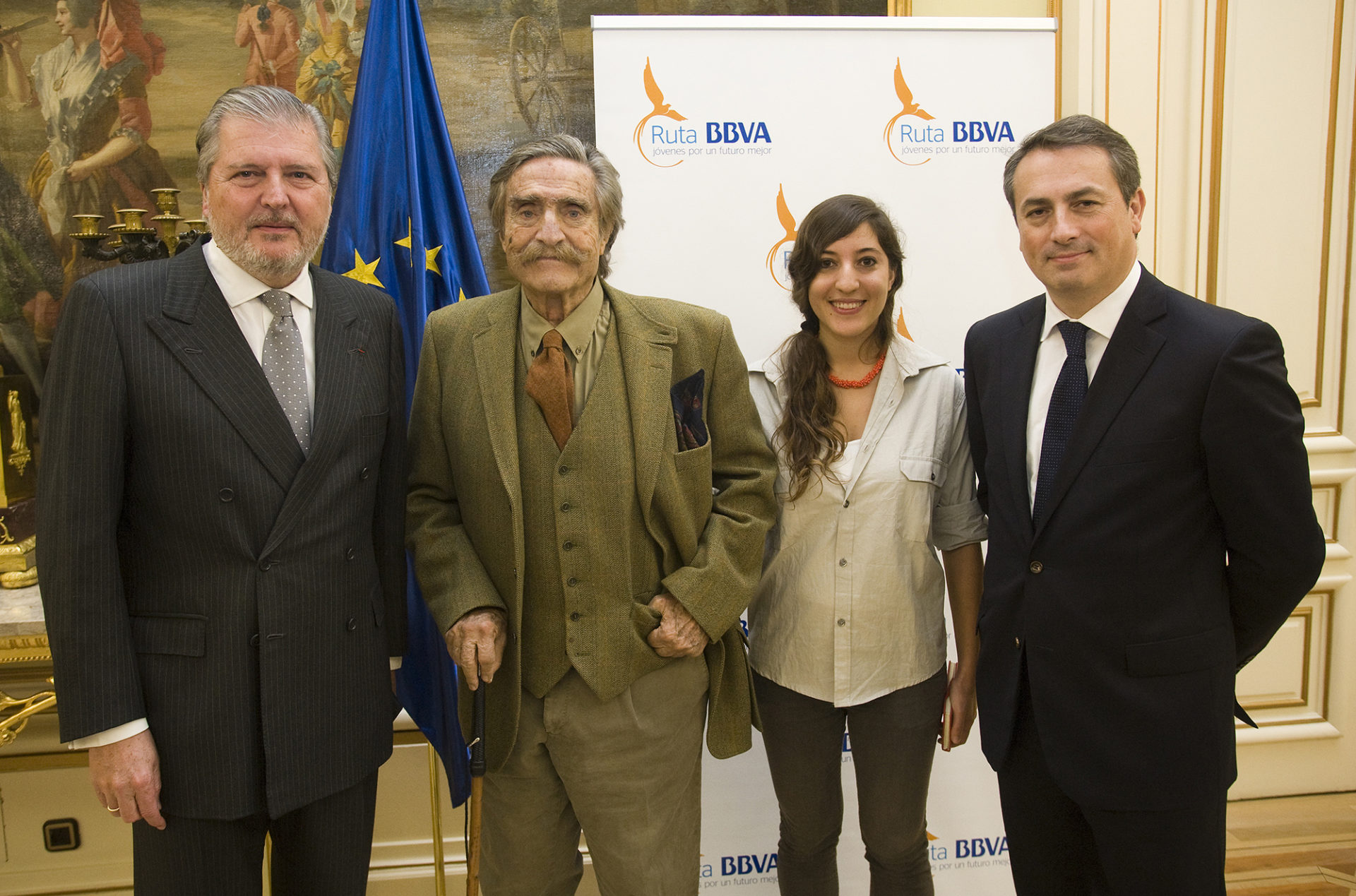 Fotografía Íñigo Méndez de Vigo, ministro de Educación; Miguel de la Quadra-Salcedo, director de Ruta BBVA; Aldara Velasco, expedicionaria en el año 2000; y Antoni Ballabriaga, director global de Negocio Responsable de BBVA.
