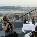 Josep Roca hablando con la sumiller turca Sabiha Apaydin durante una cata de vinos en Estambul Fotografía de Josep Roca charlando con Sabiha Apaydin durante el rodaje de The Turkish Way (BBVA)