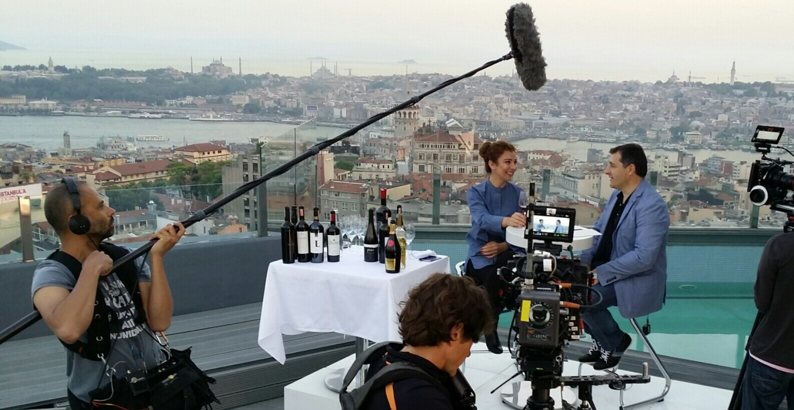 Fotografía de Josep Roca charlando con Sabiha Apaydin durante el rodaje de The Turkish Way (BBVA)