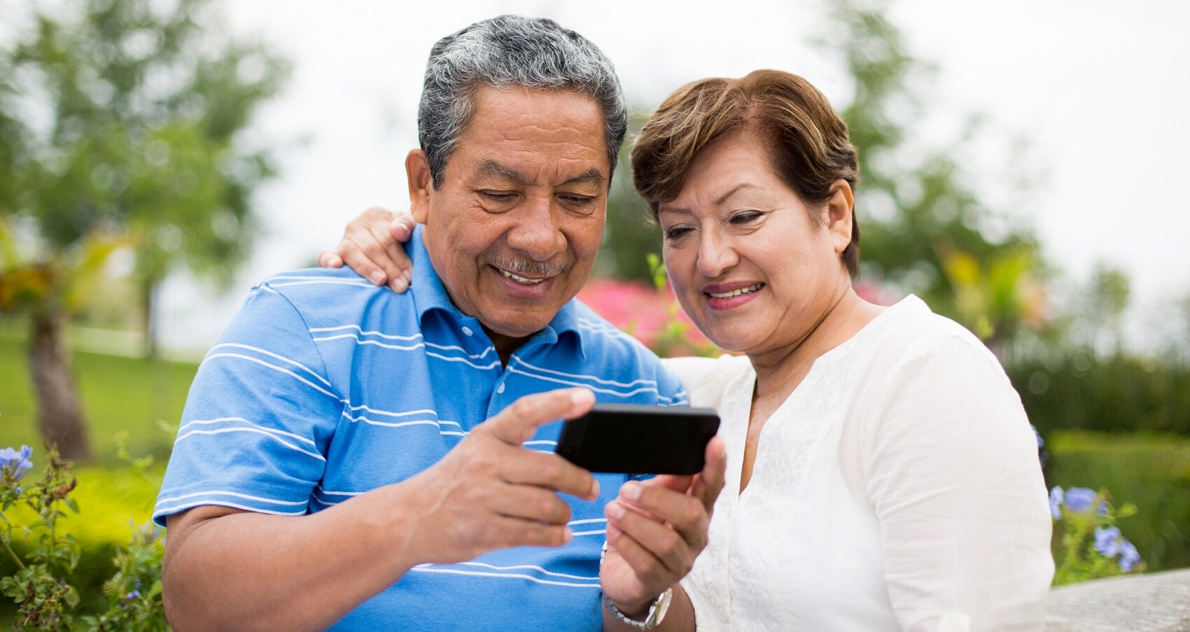 pareja-senior-movil-bbva pareja-senior-movil-bbva