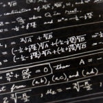 Fotografía de una pizarra con fórmulas matemáticas- BBVA