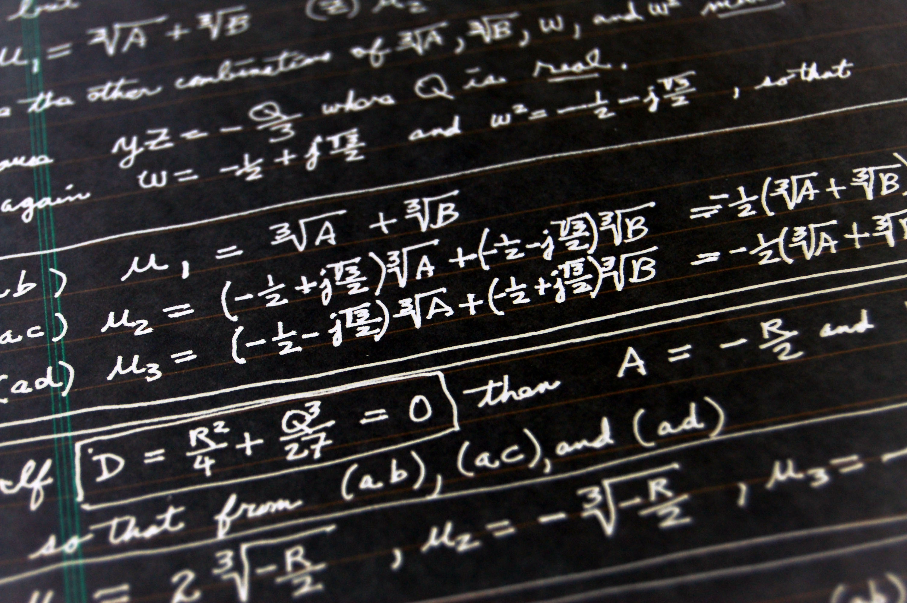 pizarra, fórmulas, matemáticas Fotografía de una pizarra con fórmulas matemáticas- BBVA