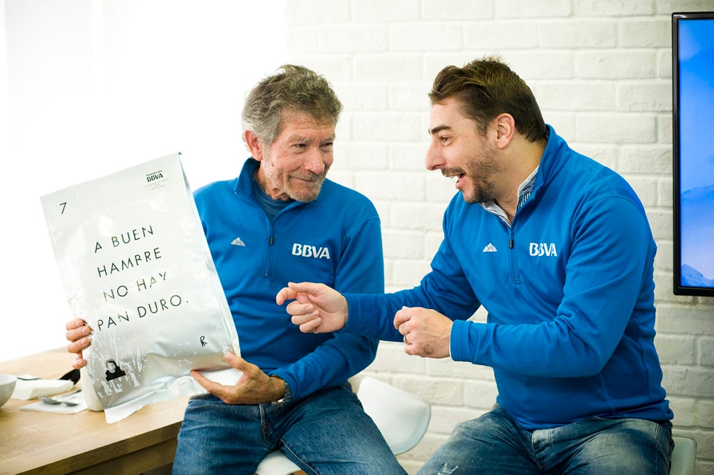 El alpinista más veterano del mundo y el mejor repostero del mundo se unen en una gran aventura. Jordi Roca y Carlos Soria en la presentación de 'El Heladero del Himalaya'