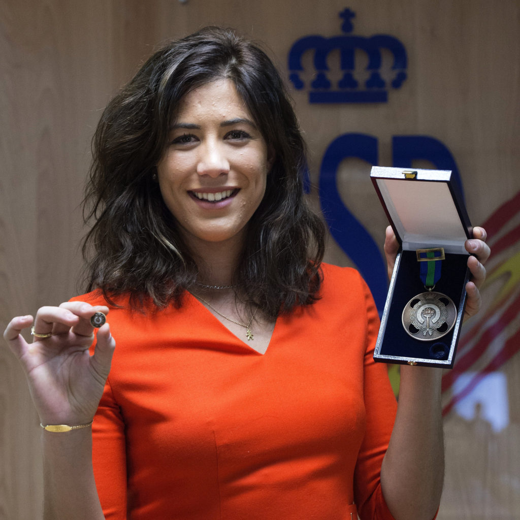 EFE- La tenista española Garbiñe Muguruza tras recibir de manos del ministro de Educación, Cultura y Deporte, Íñigo Méndez de Vigo, la medalla de bronce de la Real Orden del Mérito Deportivo, en un acto celebrado hoy en la sede del Consejo Superior de Deportes (CSD), en Madrid. EFE/Luca Piergiovanni Garbiñe Muguruza recibe la medalla de bronce al mérito deportivo