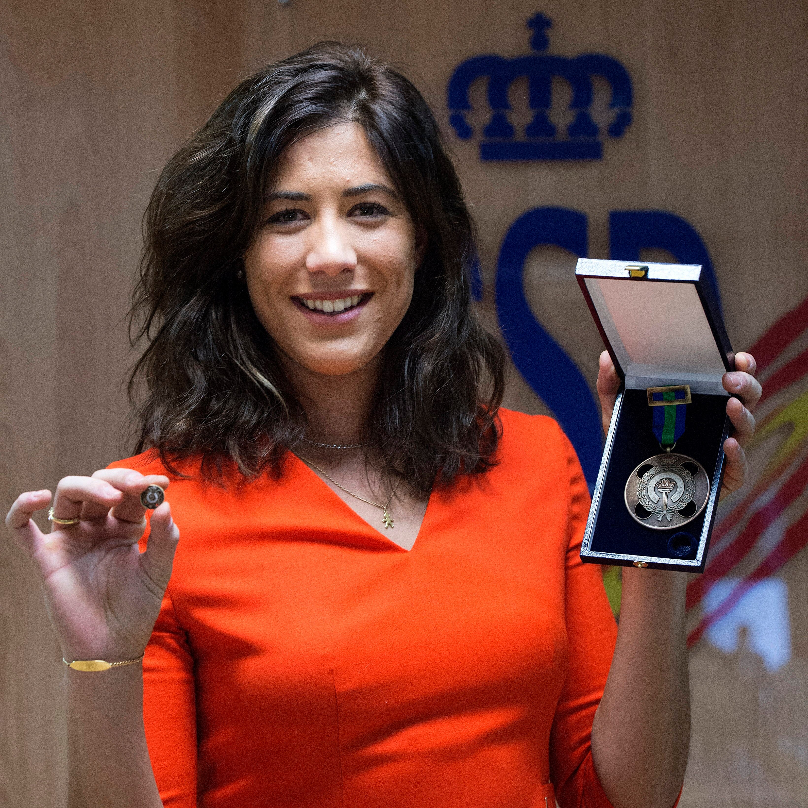 EFE- La tenista española Garbiñe Muguruza tras recibir de manos del ministro de Educación, Cultura y Deporte, Íñigo Méndez de Vigo, la medalla de bronce de la Real Orden del Mérito Deportivo, en un acto celebrado hoy en la sede del Consejo Superior de Deportes (CSD), en Madrid. EFE/Luca Piergiovanni Garbiñe Muguruza recibe la medalla de bronce al mérito deportivo
