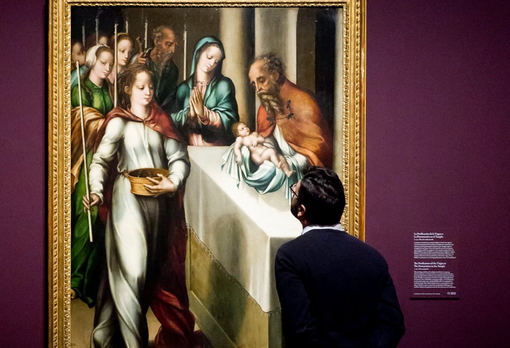 Un visitante observa un cuadro del Divino Morales expuesto en El Prado con el patrocinio de la Fundación BBVA Fotografía de un visitante observando un cuadro del Divino Morales expuesto en El Prado con el patrocinio de la Fundación BBVA
