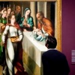 Fotografía de un visitante observando un cuadro del Divino Morales expuesto en El Prado con el patrocinio de la Fundación BBVA