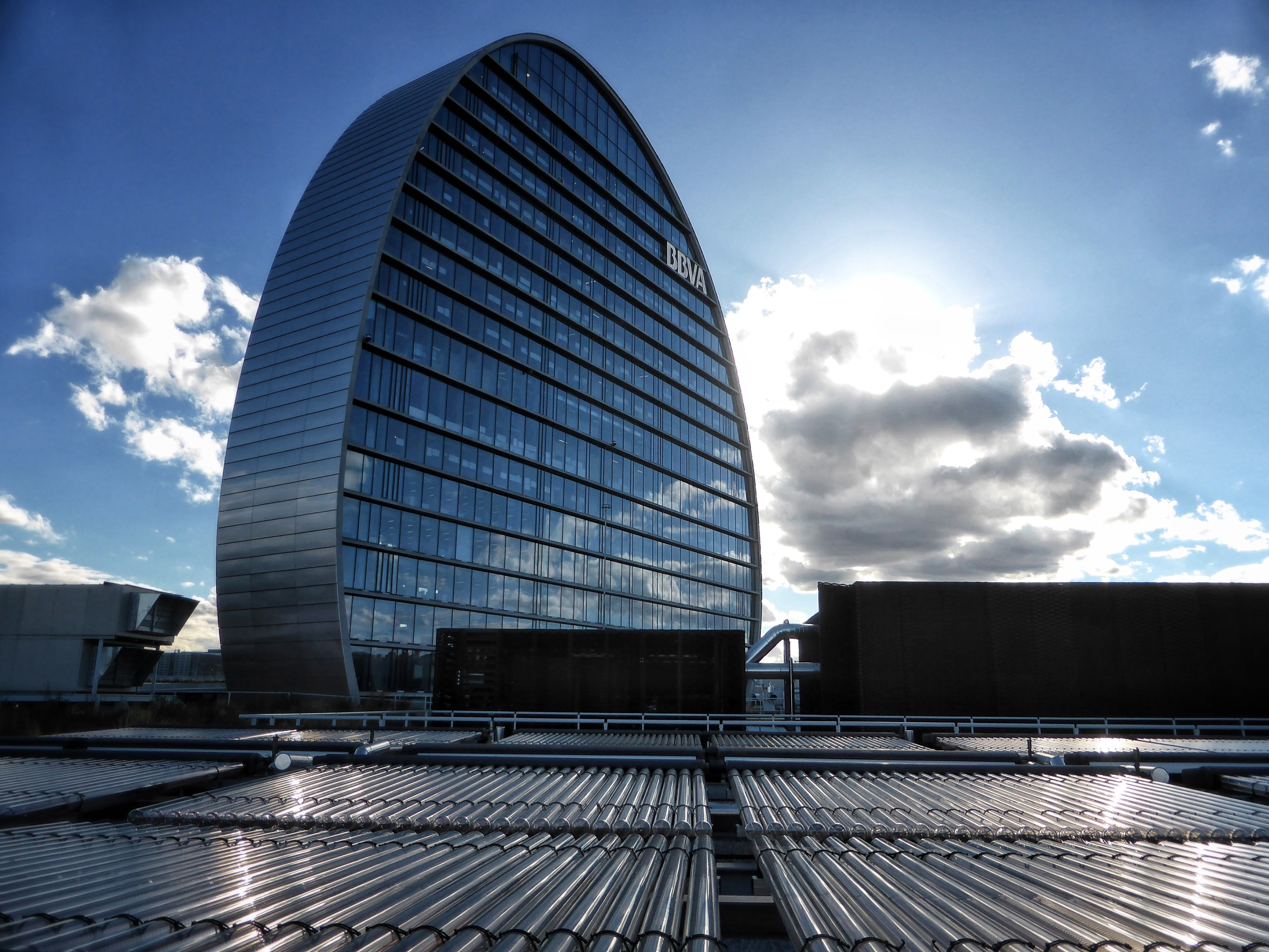 Vista de los tubos de la instalación de energía solar térmica de la Ciudad BBVA con la Vela al fondo. ©Carlos Benítez-Donoso Fotografía de la instalación de energía solar en la Ciudad BBVA. ©Carlos Benítez-Donoso