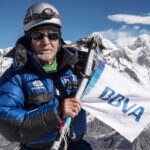 Fotografía Carlos Soria en la cumbre del Ama Dablam con la bandera de BBVA