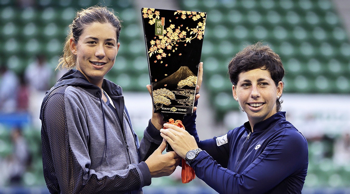 Fotografía Garbiñe Muguruza con su compañera de dobles, Carla Suárez, campeona del torneo de Tokio (Japón)