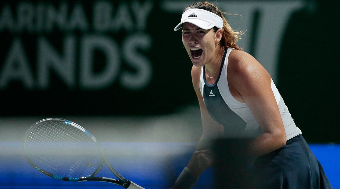 Fotografía Garbiñe celebra un punto conseguido durante un partido del round robin de las WTA Finals de Singapur