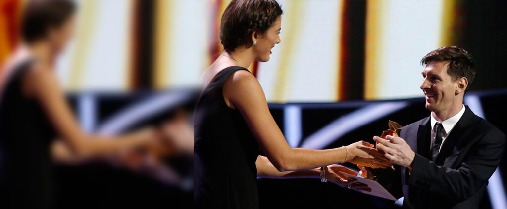 Garbiñe Muguruza entrega a Leo Messi el premio a mejor jugador de la Liga BBVA de la temporada 2014-2015 Fotografía Garbiñe Muguruza entrega a Leo Messi el premio a mejor jugador de la Liga BBVA de la temporada 2014-2015
