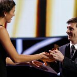 Fotografía Garbiñe Muguruza entrega a Leo Messi el premio a mejor jugador de la Liga BBVA de la temporada 2014-2015