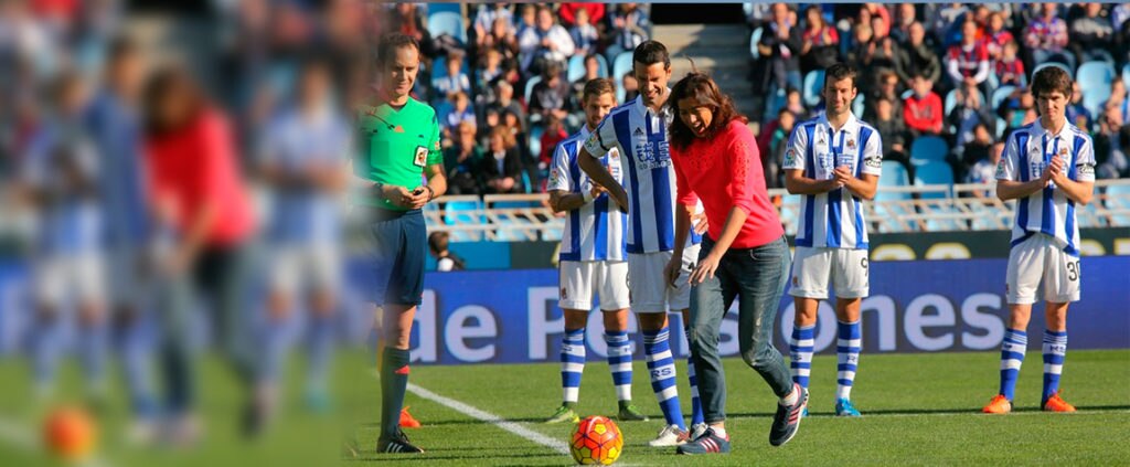 Garbiñe Muguruza en el momento de realizar el saque de honor en el derbi Real Sociedad vs Eibar de la jornada 14 de la Liga BBVA Fotografía Garbiñe Muguruza en el momento de realizar el saque de honor en el derbi Real Sociedad vs Eibar