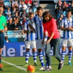 Fotografía Garbiñe Muguruza en el momento de realizar el saque de honor en el derbi Real Sociedad vs Eibar