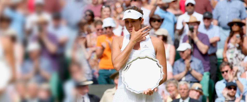 Garbiñe Muguruza, emocionada al recibir el trofeo de subcampeona de Wimbledon 2015 Fotografía Garbiñe Muguruza, emocionada al recibir el trofeo de subcampeona de Wimbledon 2015