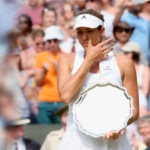 Fotografía Garbiñe Muguruza, emocionada al recibir el trofeo de subcampeona de Wimbledon 2015